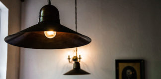 Lampy do salonu – sprawdź najnowsze trendy w wykończeniu wnętrz!
