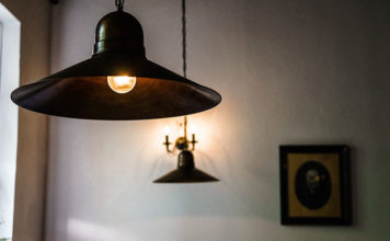 Lampy do salonu – sprawdź najnowsze trendy w wykończeniu wnętrz!