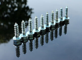 Dlaczego warto kupić śruby spełniające określone normy