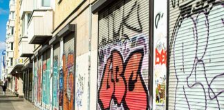 Jakie firany na okno z balkonem?