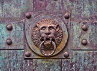 Jak przesunąć lampę na suficie bez kucia? Jak przesunąć lampę na suficie bez kucia?