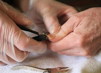 Jak obciąć piankę wokół okien?