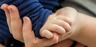 Jak połączyć się z telefonu na telewizor?