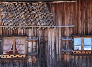 Czy firanka powinna dotykać podłogi? Czy firanka powinna dotykać podłogi?