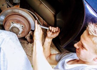 Jak dokręcić deskę klozetową? Jak dokręcić deskę klozetową?