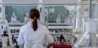 Jak dbać o wodę w basenie bez chemii?