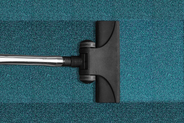 Jak pozbyć się wgnieceń w dywanie?