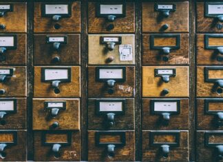 Jak uporządkować szuflady w kuchni?