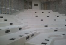 Czy podłoga podniesiona w audytorium to dobre rozwiązanie