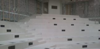 Czy podłoga podniesiona w audytorium to dobre rozwiązanie