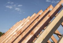Cieśla w projektowaniu więźby dachowej – praktyczne wskazówki od ekspertów Cieśla w projektowaniu więźby dachowej