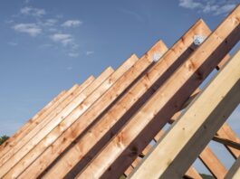 Cieśla w projektowaniu więźby dachowej – praktyczne wskazówki od ekspertów Cieśla w projektowaniu więźby dachowej