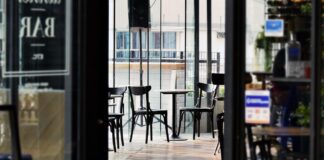 Krzesła barowe w hotelu, restauracji i pubie